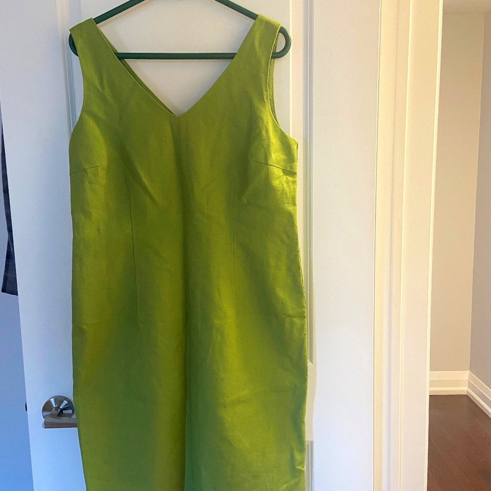 Size 12. Shell is 55% Linen and 45% cotton.  Lining is 100% polyester